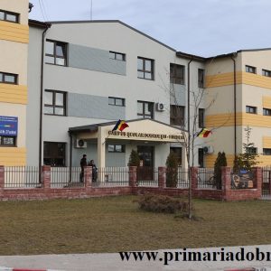 Profesorii din Dobroești le-au inmanat personal bursele elevilor