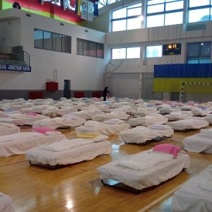 Spatiul salii de sport „Unirea Dobroesti” a fost amenajat pentru a primi in aceasta seara 100 de refugiați din Ucraina.